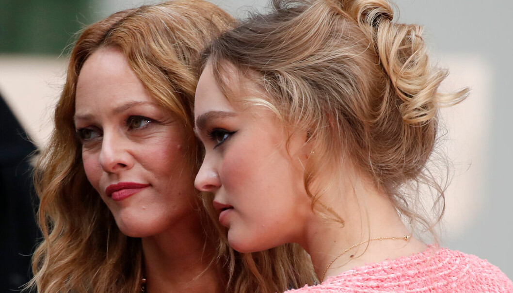 Lily Rose Depp i sin mamma Vanessa Paradis fotspår på nya bildernaS