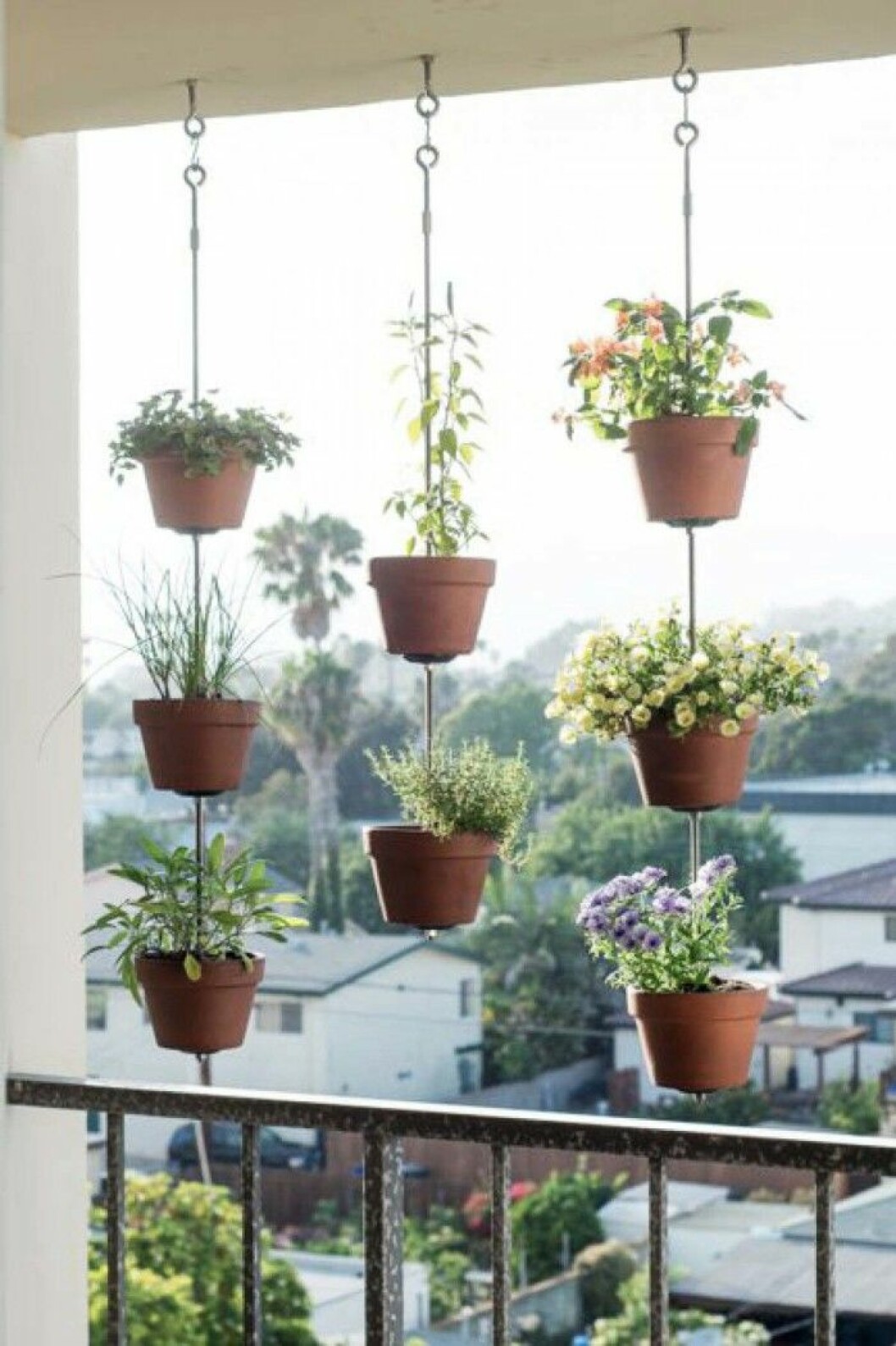 Via: <a href="http://www.housebeautiful.com/lifestyle/gardening/g2288/small-space-gardening/?slide=5" target="_blank" rel="noopener">House Beautiful</a> 10. balkong