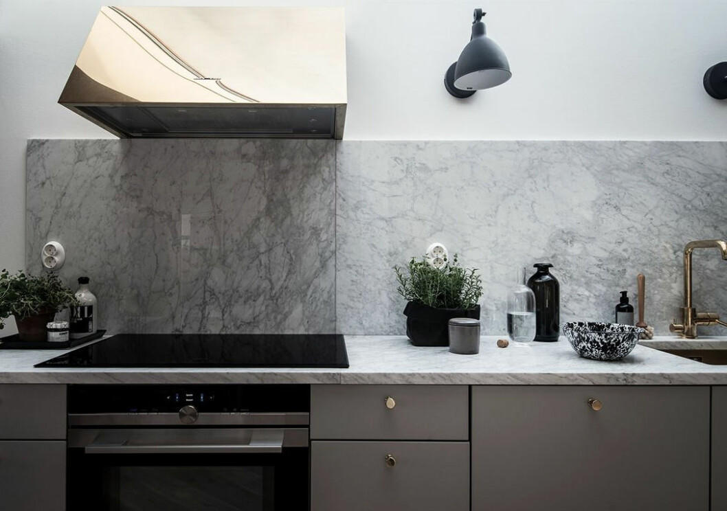 Foto: Alen Cordic Styling: Emma Fischer för <a href="https://www.instagram.com/bjurfors_goteborg/" target="_blank" rel="noopener">Bjurfors</a>/mäklare Ida Almgren, Johanna Eliasson Kök med mässingsfläkt och marmorskiva