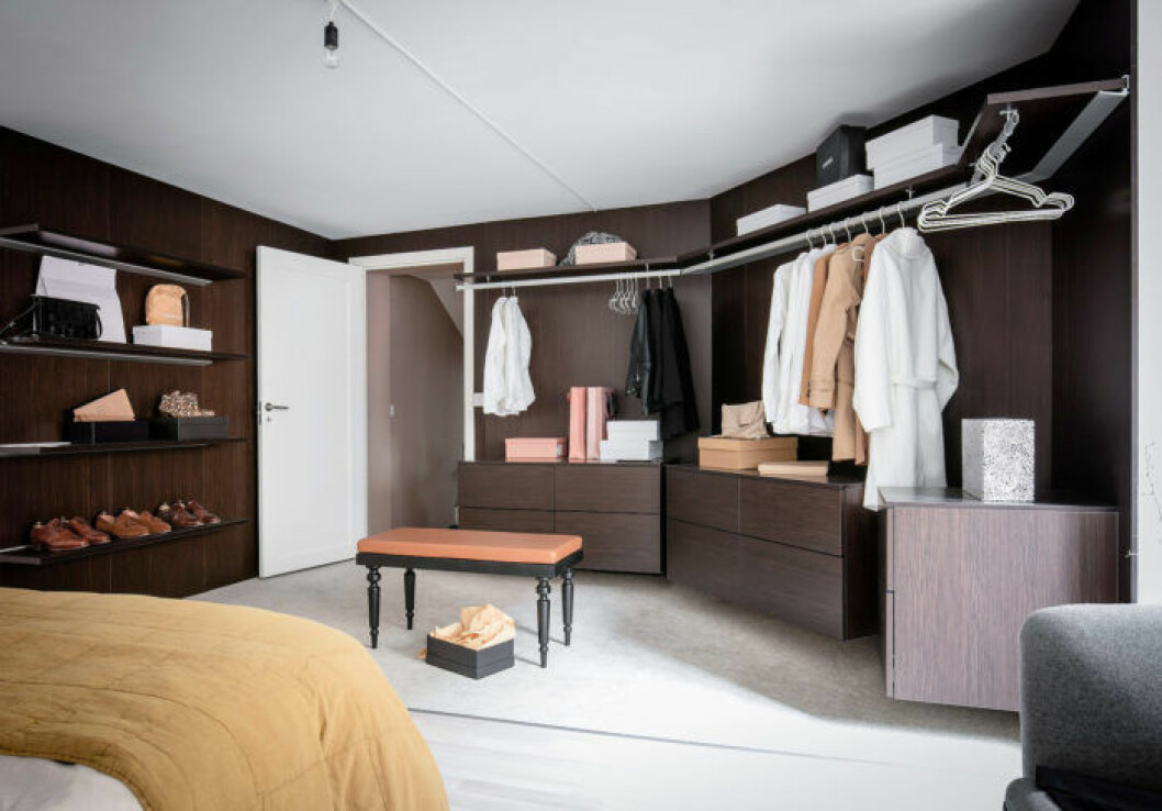 Foto: Anders Bergstedt Styling: Team Sarah Widman för <a href="https://www.instagram.com/alvhem/" target="_blank" rel="noopener">Alvhem</a>/mäklare: Sofia Vansvik Sovrum kombinerat med öppen walk in closet