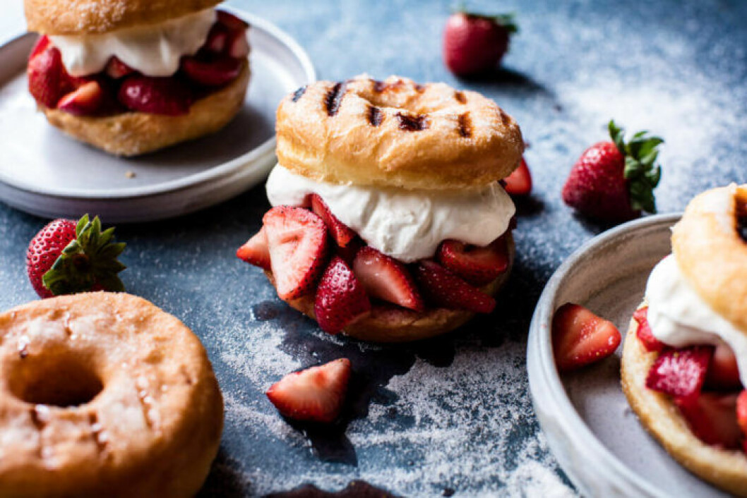 Foto: <a href="https://www.halfbakedharvest.com/strawberry-shortcake-grilled-doughnuts/" target="_blank" rel="noopener">Half baked harvest</a>
