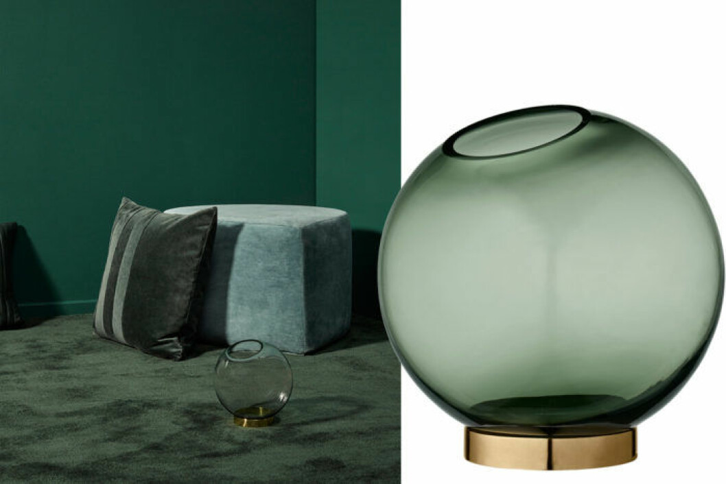 Vas i form av en glob i mörkgrönt genomskinligt glas