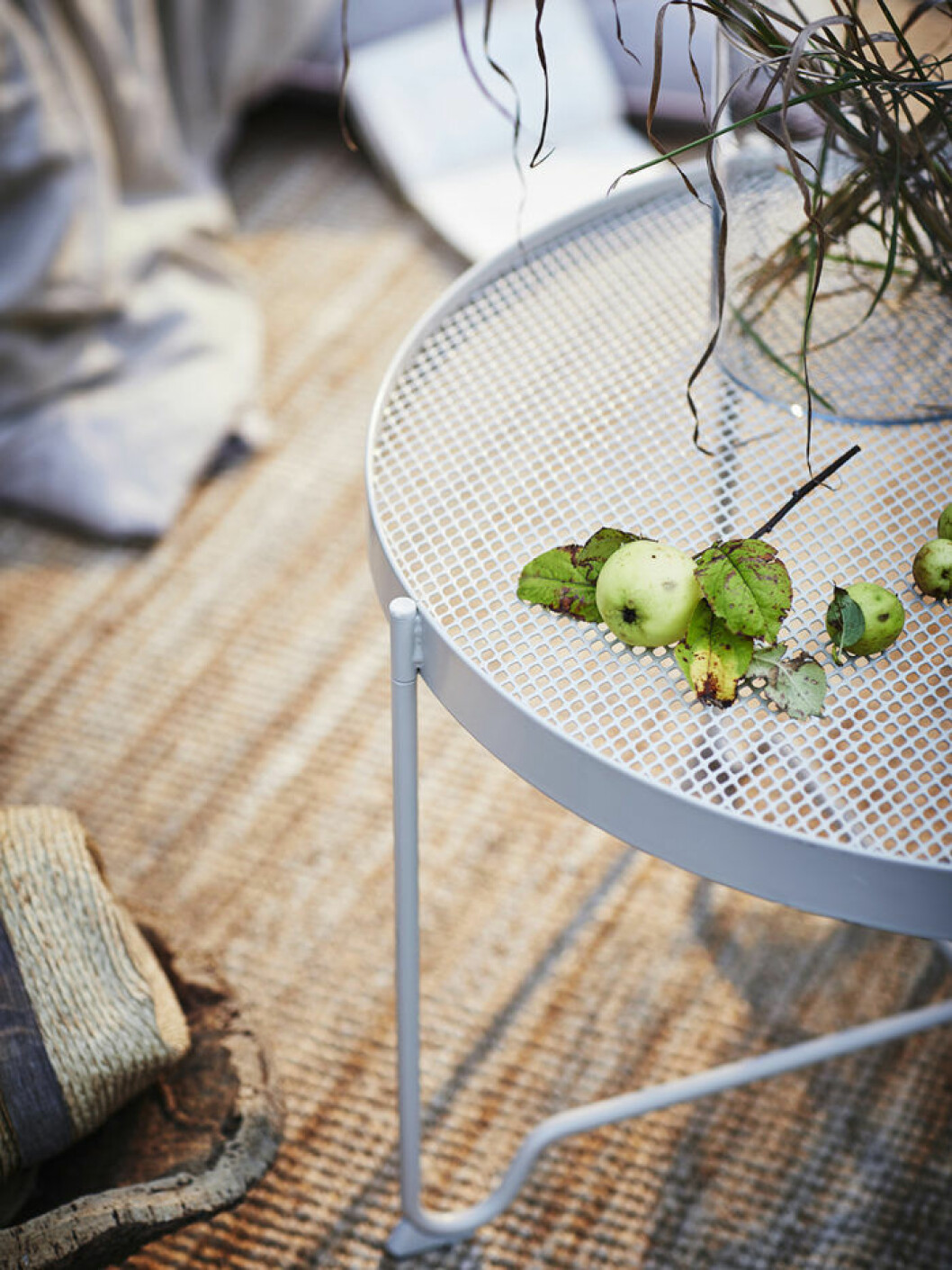 Soffbord runt för utomhusbruk och inomhusbruk. Ljusgrått från Ikea. Ikeas sommarnyheter 2018.
