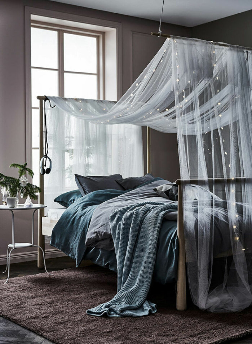 Foto: <a href="http://livethemma.ikea.se/egentid-infor-jul/" target="_blank" rel="noopener">Ikea Livet hemma</a> Ljusgråa sängkläder möter fin sänghimmel med lampor
