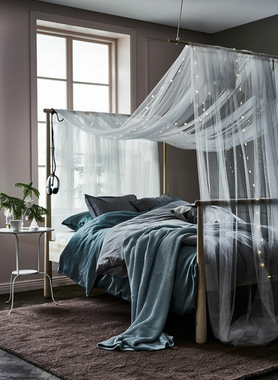 Foto: Ikea Livet hemma En liten rumsgran ger en diskret julkänsla i sovrummet.