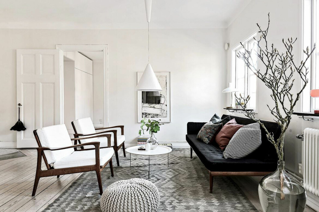 Foto: Alen Cordic Styling: By Bon för <a href="https://www.instagram.com/bjurfors_goteborg/" target="_blank" rel="noopener">Bjurfors</a>/mäklare: Charlotta Lenhammar En rejäl kvist i en golvvas i ett vardagsrum