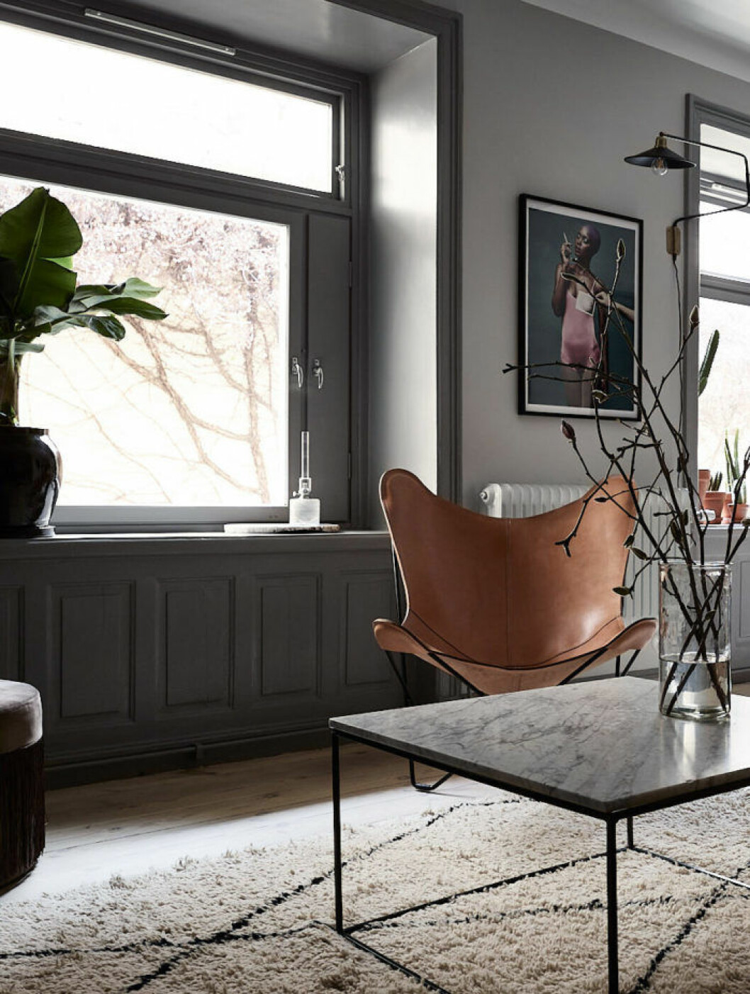Foto: Fredric Boukari Styling: Now Interior Design för <a href="https://www.instagram.com/historiskahem/" target="_blank" rel="noopener">Historiska hem</a>/mäklare: Björn Schumacher Scandinavian decoration and ideas. Design chair and marble sofa table. Grey walls.