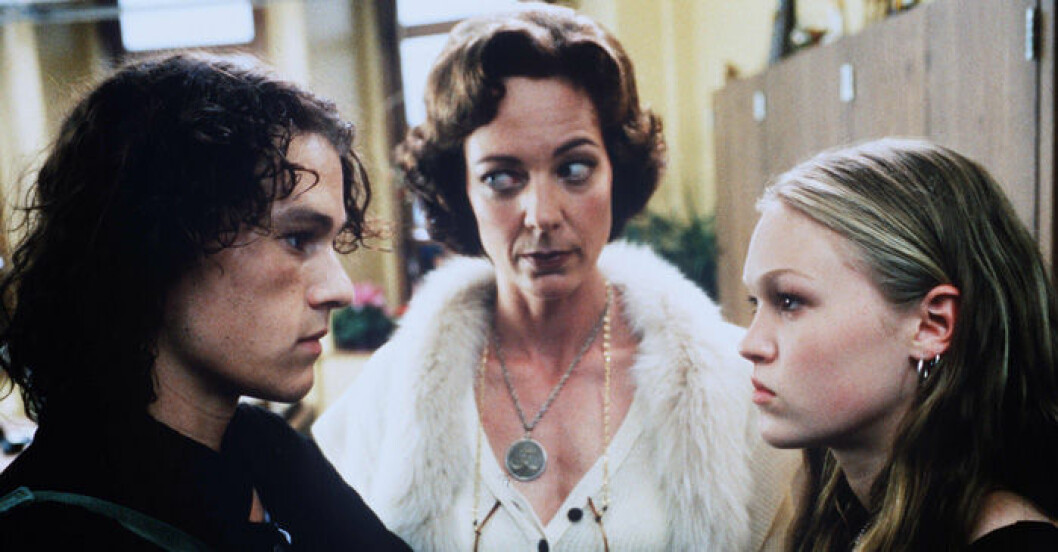 En bild på skådespelarna Heath Ledger och Julia Stiles i filmen 10 orsaker att hata dig.