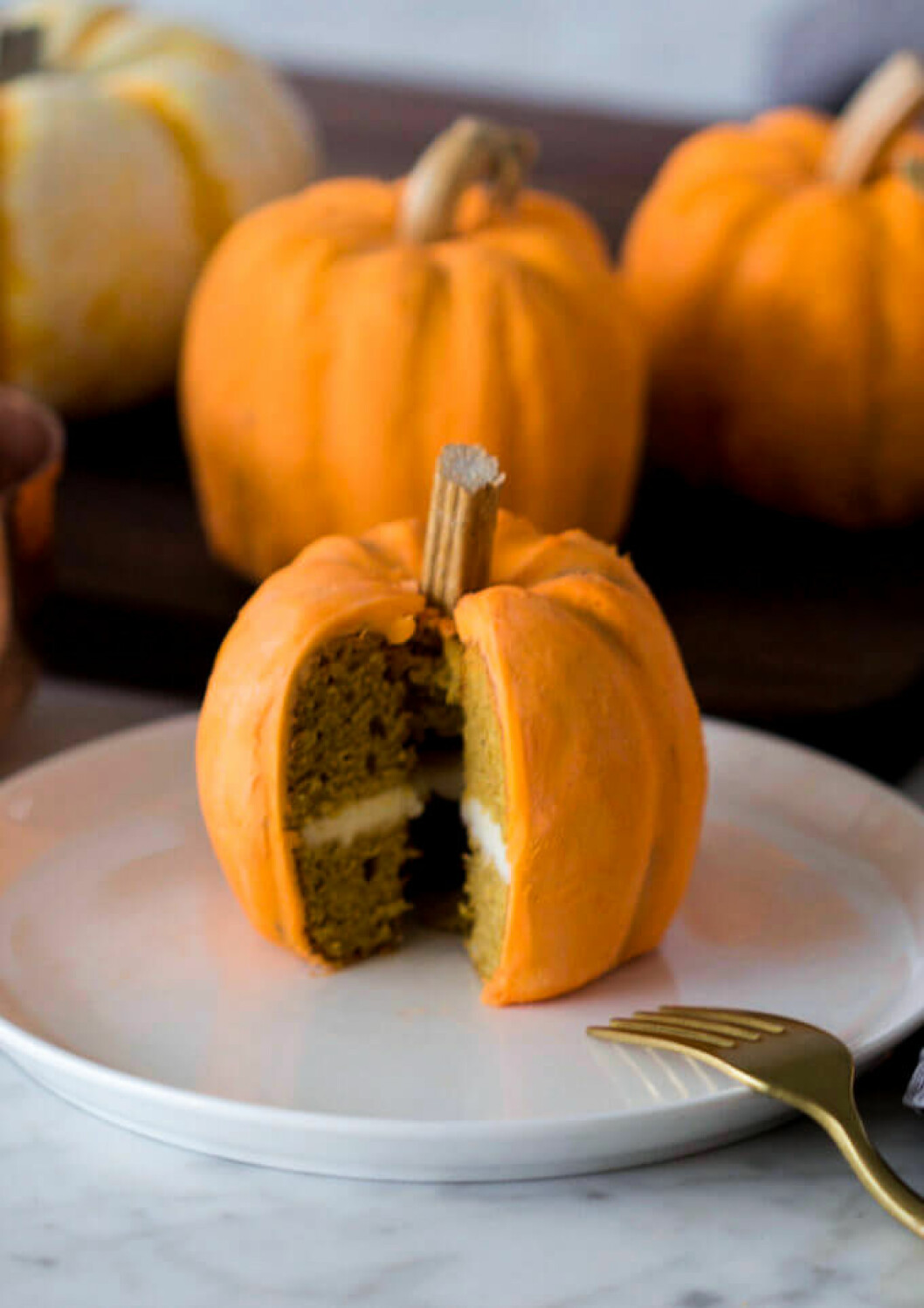 Foto och recept: <a href="https://preppykitchen.com/pumpkin-mini-cakes/" target="_blank" rel="noopener">Preppy kitchen</a>
