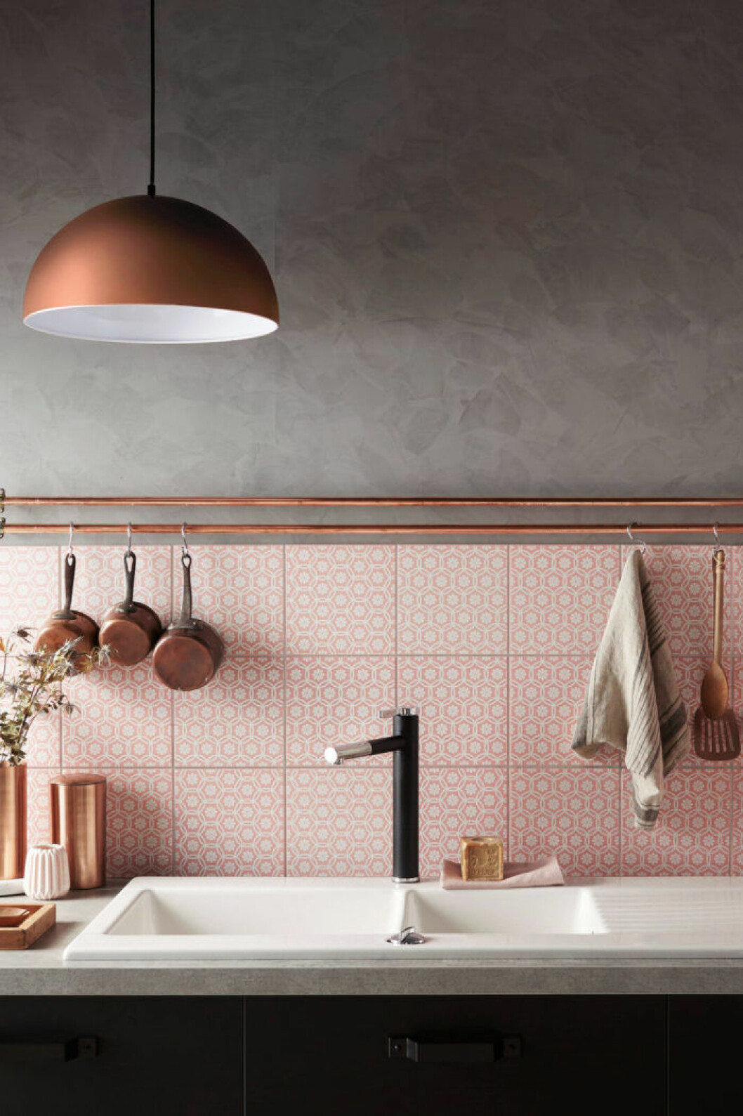 <em>Foto via: <a href="http://www.cotemaison.fr/cuisine/diaporama/cuisine-campagne-decorer-sa-cuisine-dans-un-esprit-campagne-chic_27817.html#" target="_blank" rel="noopener">Côté maison</a></em> 10. rosa-inredning