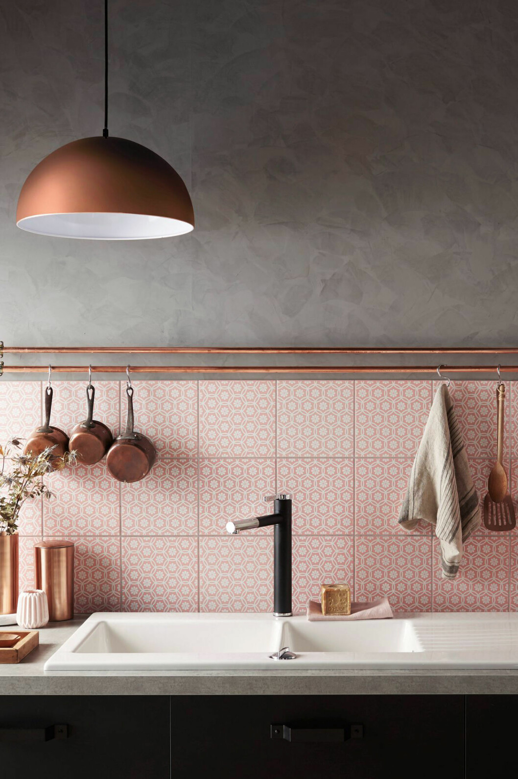 Foto via: <a href="http://www.cotemaison.fr/cuisine/diaporama/cuisine-campagne-decorer-sa-cuisine-dans-un-esprit-campagne-chic_27817.html#" target="_blank" rel="noopener">Côté maison</a> Rosa kakel i kök