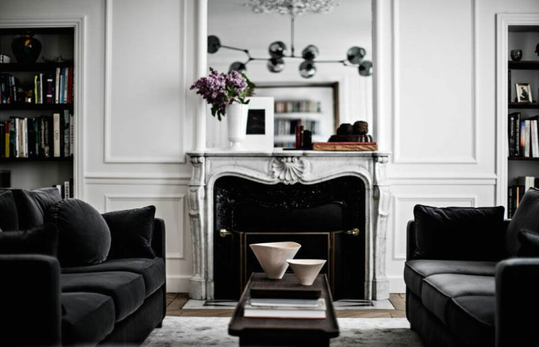 Foto via: <a href="http://viennawedekind.com/2017/11/21/jean-charles-tomas-paris-home/" target="_blank" rel="noopener">Vinenna wedekind</a> Svarta sammetssoffor