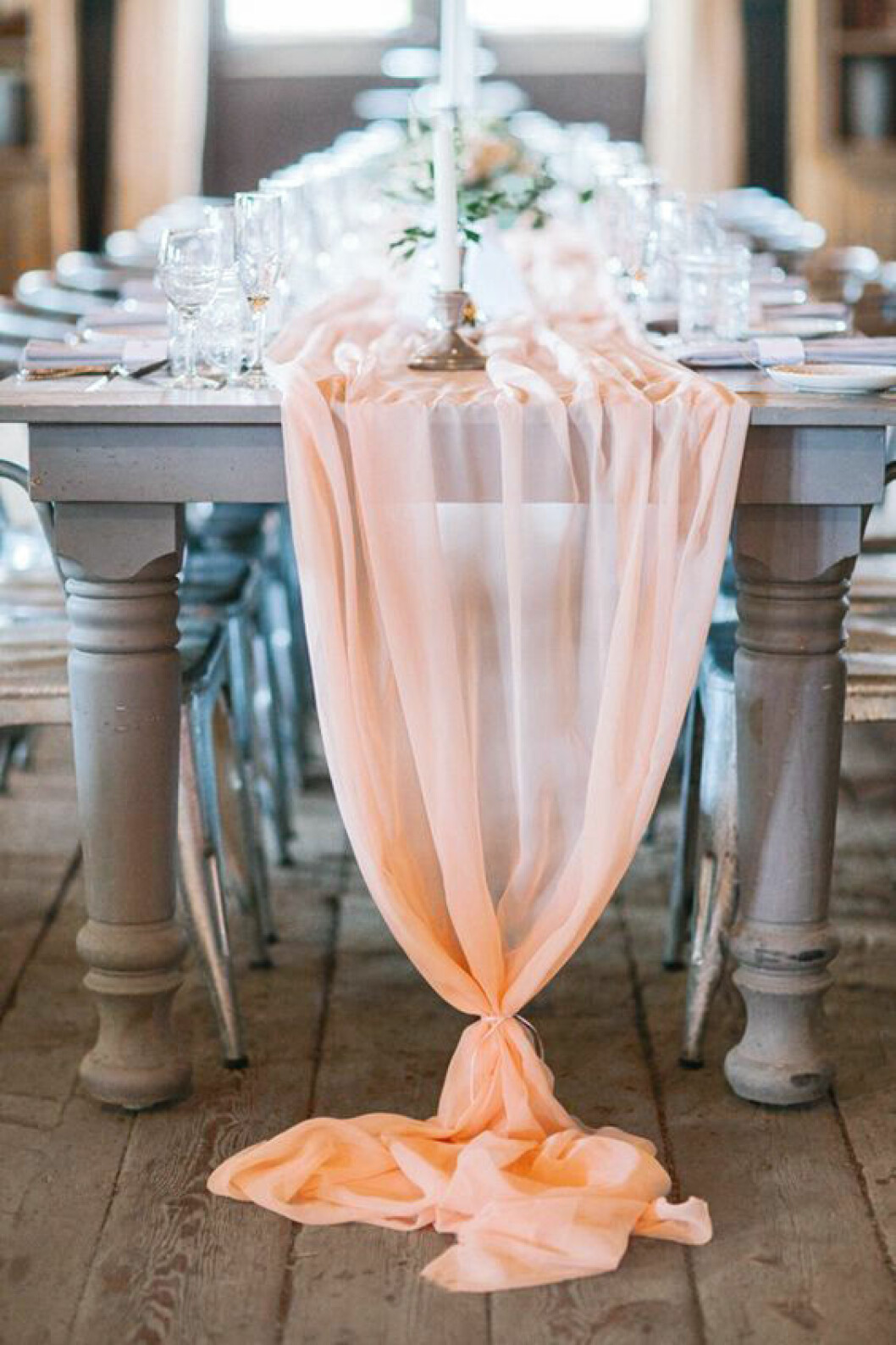 Foto via: Hey wedding lady ett genomskinligt tyg i persikofärg agerar löpare och har knytits slarvigt på slutet för en bohemisk touch