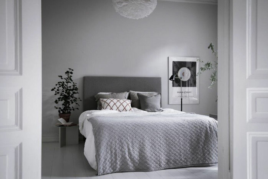 Foto: <a href="http://www.alencordic.se/" target="_blank" rel="noopener">Alen Cordic</a> SE3607 Styling: <a href="http://emmahos.se/" target="_blank" rel="noopener">Emma Fischer</a> för <a href="http://www.bjurfors.se/" target="_blank" rel="noopener">Bjurfors</a> Ljusgrått sovrum