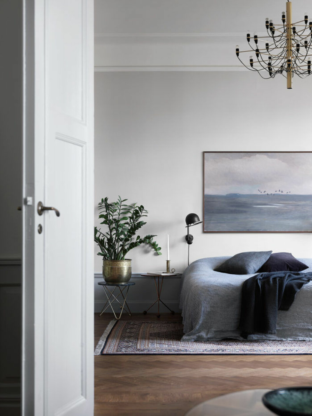Foto: Marcus Laget Styling: Joanna Lavén Syns i: ”<a href="https://www.elle.se/decoration/sa-fick-den-forsummade-sekelskifteslagenheten-nytt-liv/" target="_blank" rel="noopener">Perfektion i gamla sekelskiftesvåningen</a>” Den klassiska inredningsstilen passar stenbock.