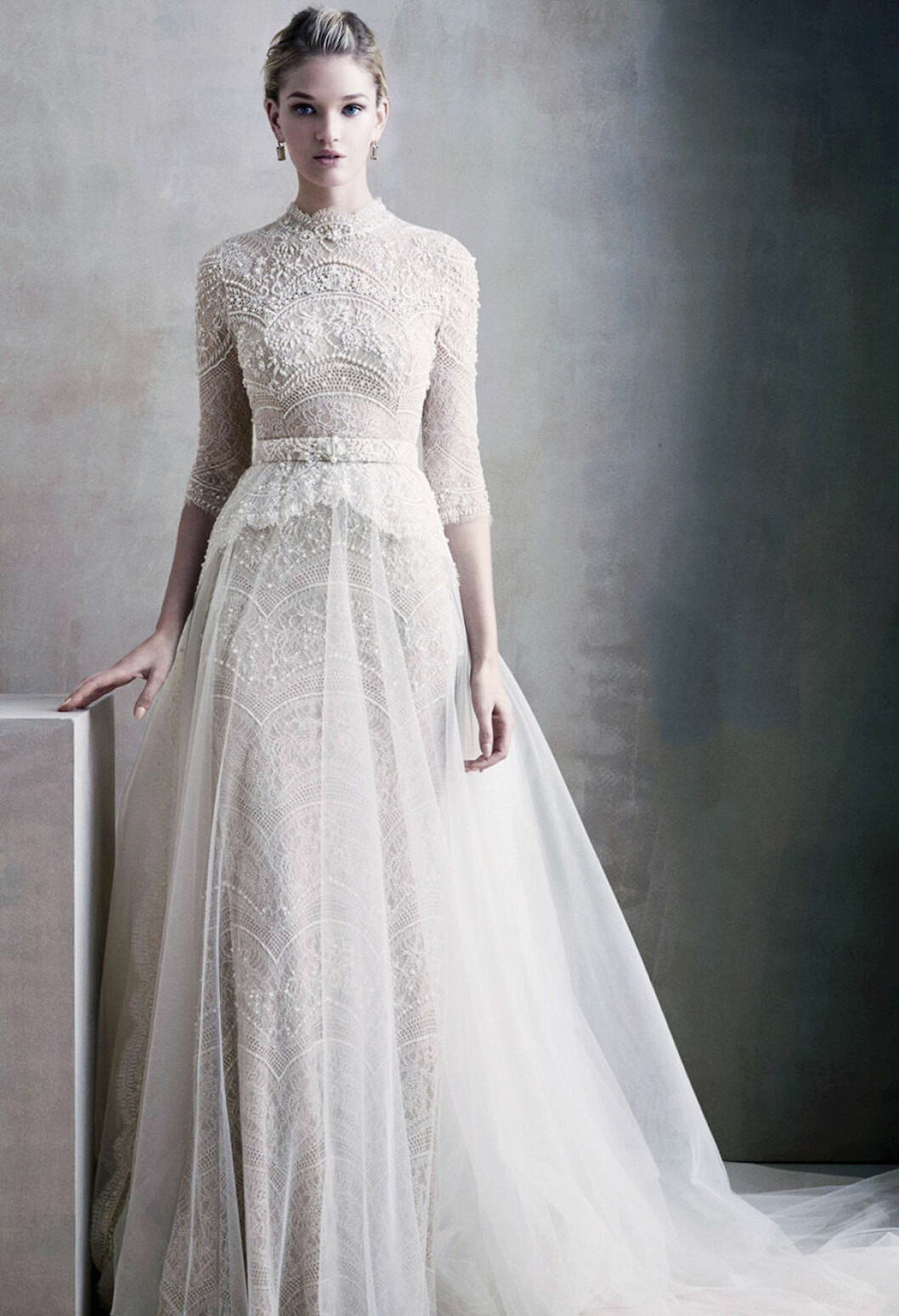 Foto: <a href="http://www.ersaatelier.com/wedding-dresses" target="_blank" rel="noopener">Ersa Atelier</a> Bröllopsklänning med spetsdetaljer