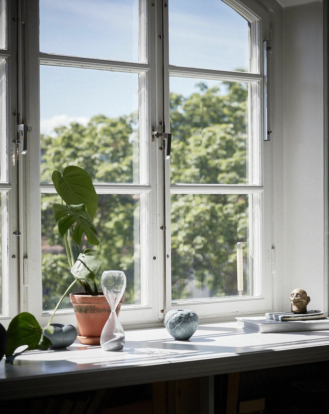 Foto: Fredric Boukari Styling: Lindholm för <a href="https://www.instagram.com/historiskahem/" target="_blank" rel="noopener">Historiska hem</a>/mäklare: Katarina Ljung En fönsterbräda där var sak står utspritt för att inte övermöblera fönsterbrädan