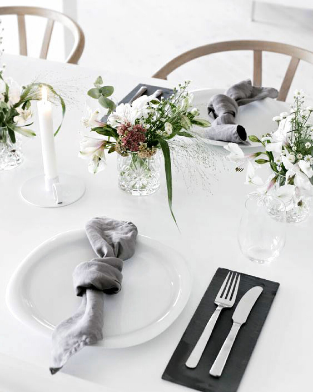 Foto: Nina Holst/<a href="https://stylizimoblog.com/2015/09/08/saying-it-with-flowers/" target="_blank" rel="noopener">Stylizimo</a> Vita asymetriska tallrikar