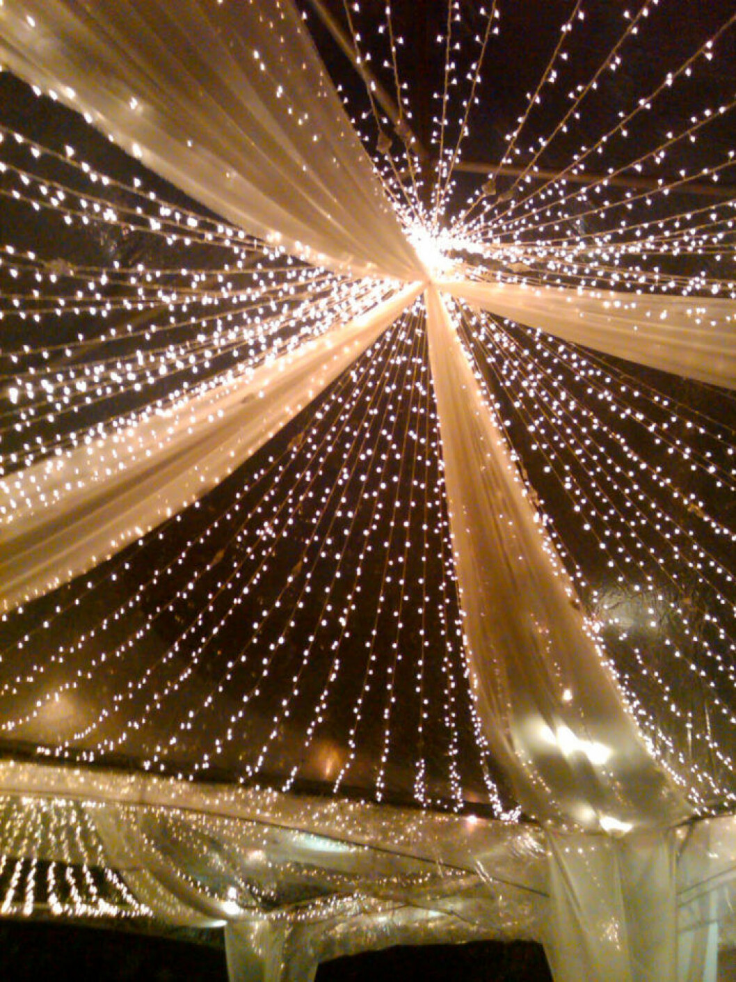 Ljusslingor i taket, bröllopsinspiration. 