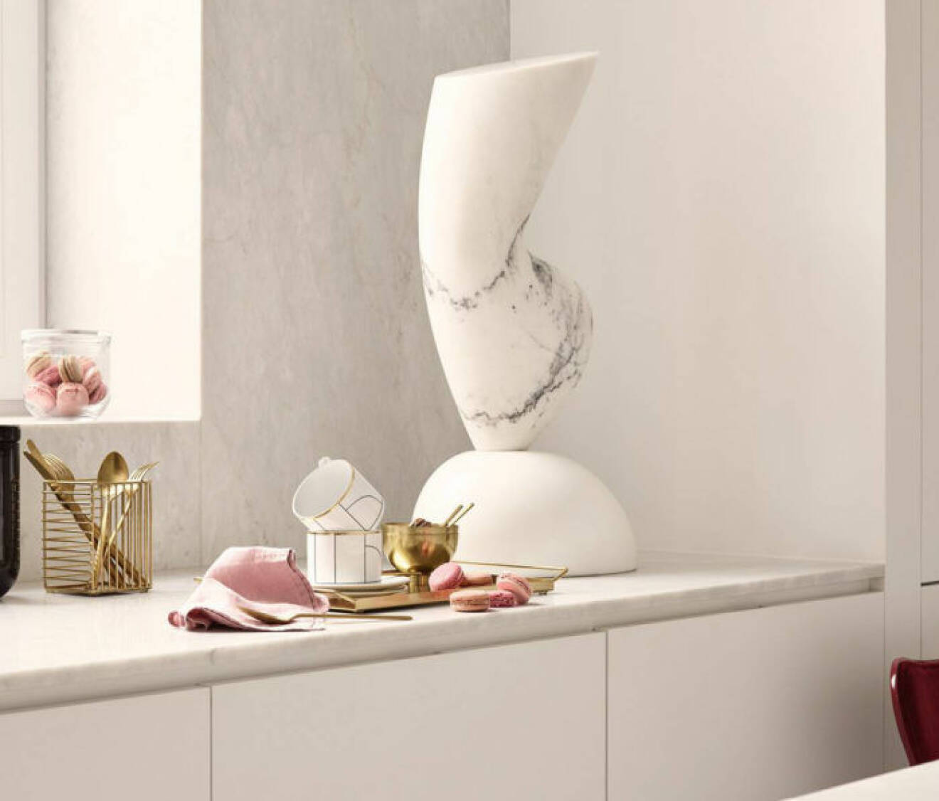 Stilleben i marmor, mässing och rosa toner. H&M Home vårkollektionen 2018. 