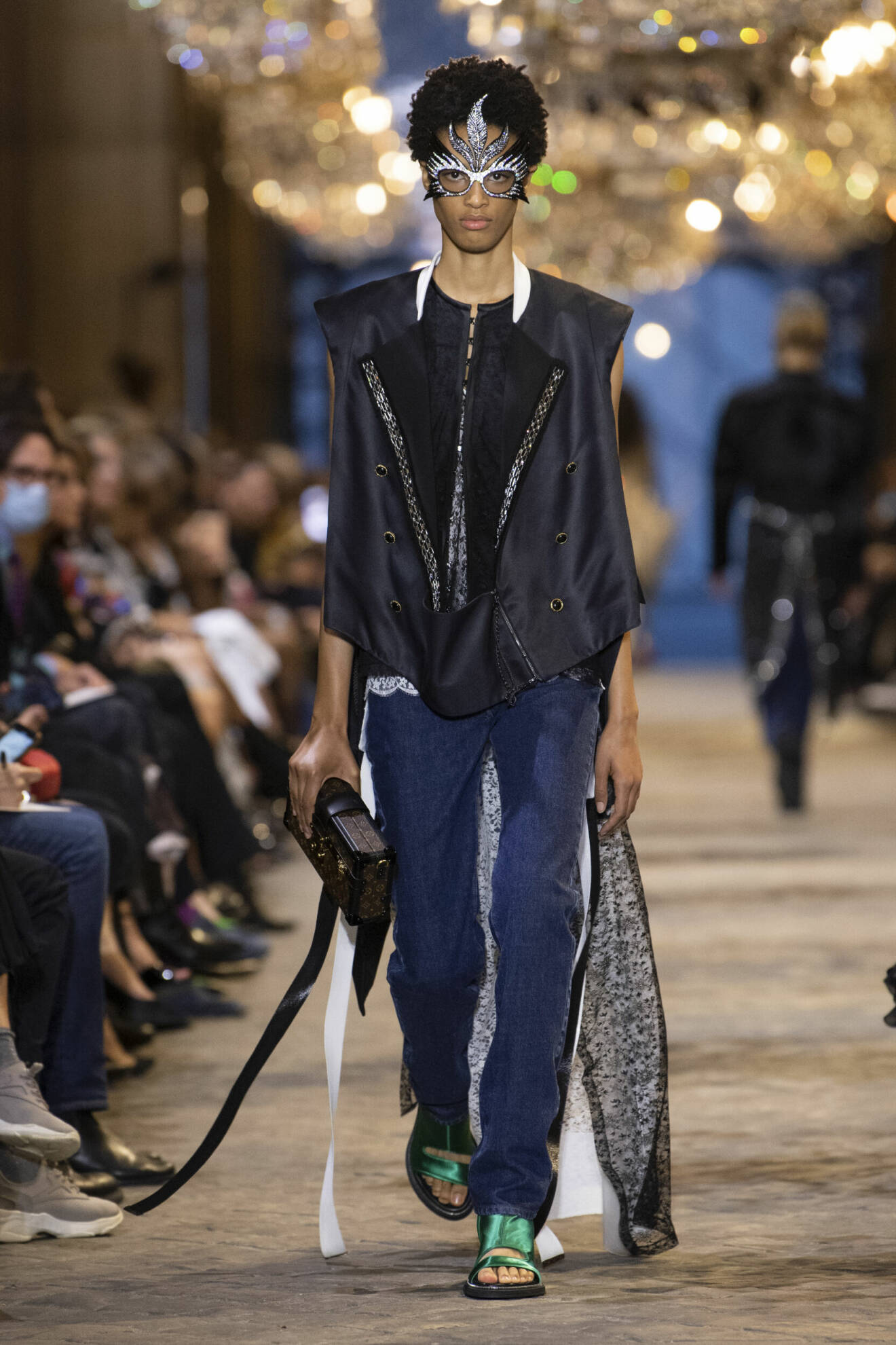 svart väst i satin och blå jeans från Louis Vuitton SS22.