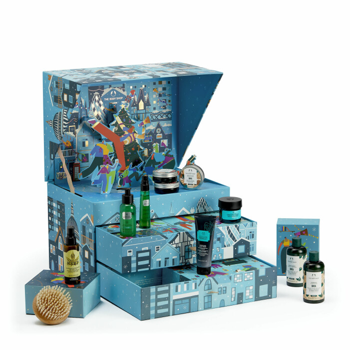Spread the joy! The Body Shops allra första Exclusive advent calendar har totalt 44 produkter att hänföras av. De fina och återanvändbara papperskalendrarna har också en liten uppmaning till handling av godhet bakom varje lucka. Exclusive advent calendar, 4195 kr (värde 6612 kr).