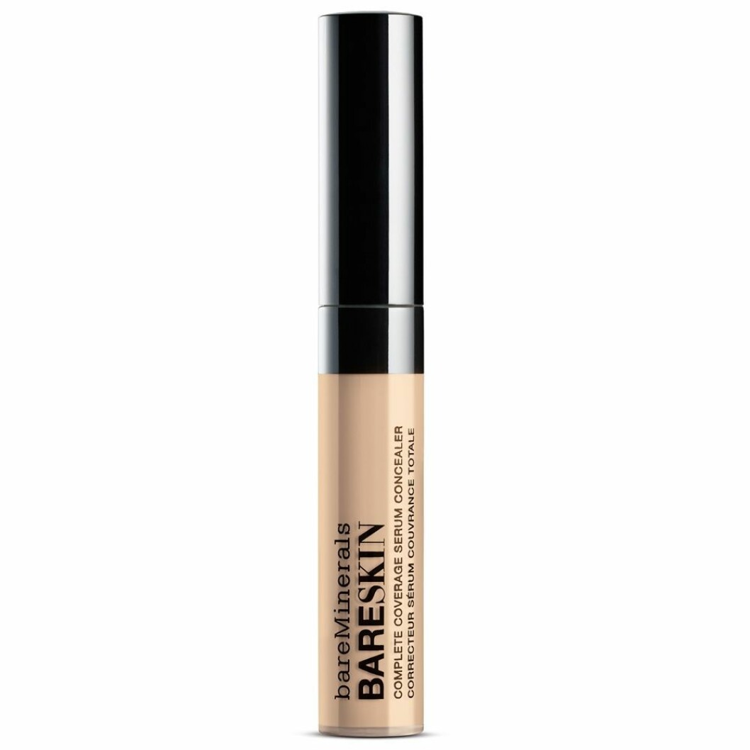 En concealer med hög täckningsgrad men lätt formula är Bare Skin serum concealer från Bare Minerals.