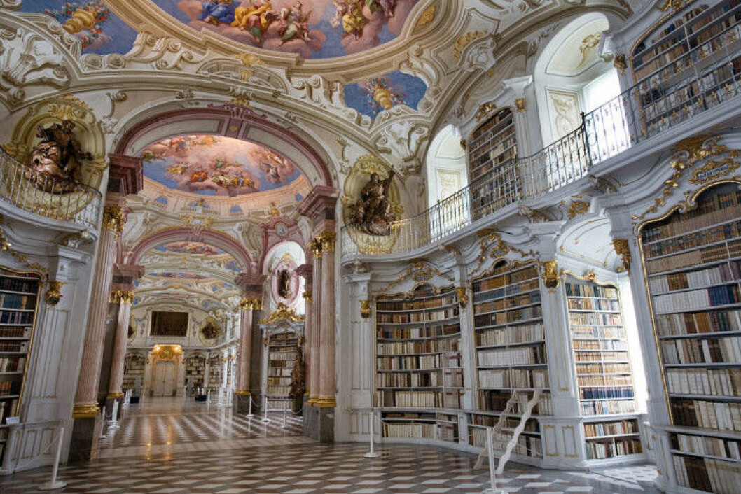 Bild via: <a href="https://commons.wikimedia.org/wiki/File:Austria_-_Admont_Abbey_Library_-_1302.jpg" target="_blank" rel="noopener">commons.wikimedia.org</a> 1024px-Austria_-_Admont_Abbey_Library_-_1302