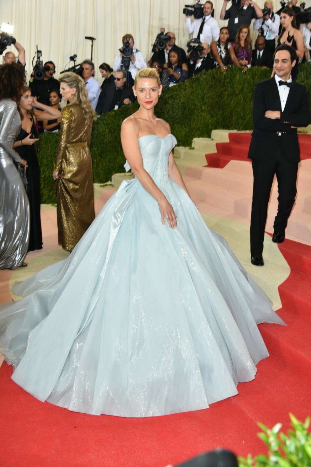 Claire Danes prinsessklänning var visserligen vacker som en dag – men det var när mörkret föll och klänningen lyste up av tusentals fibertrådslampor som drog efter andan. Claire Dane i ljusblå prinsessklänning
