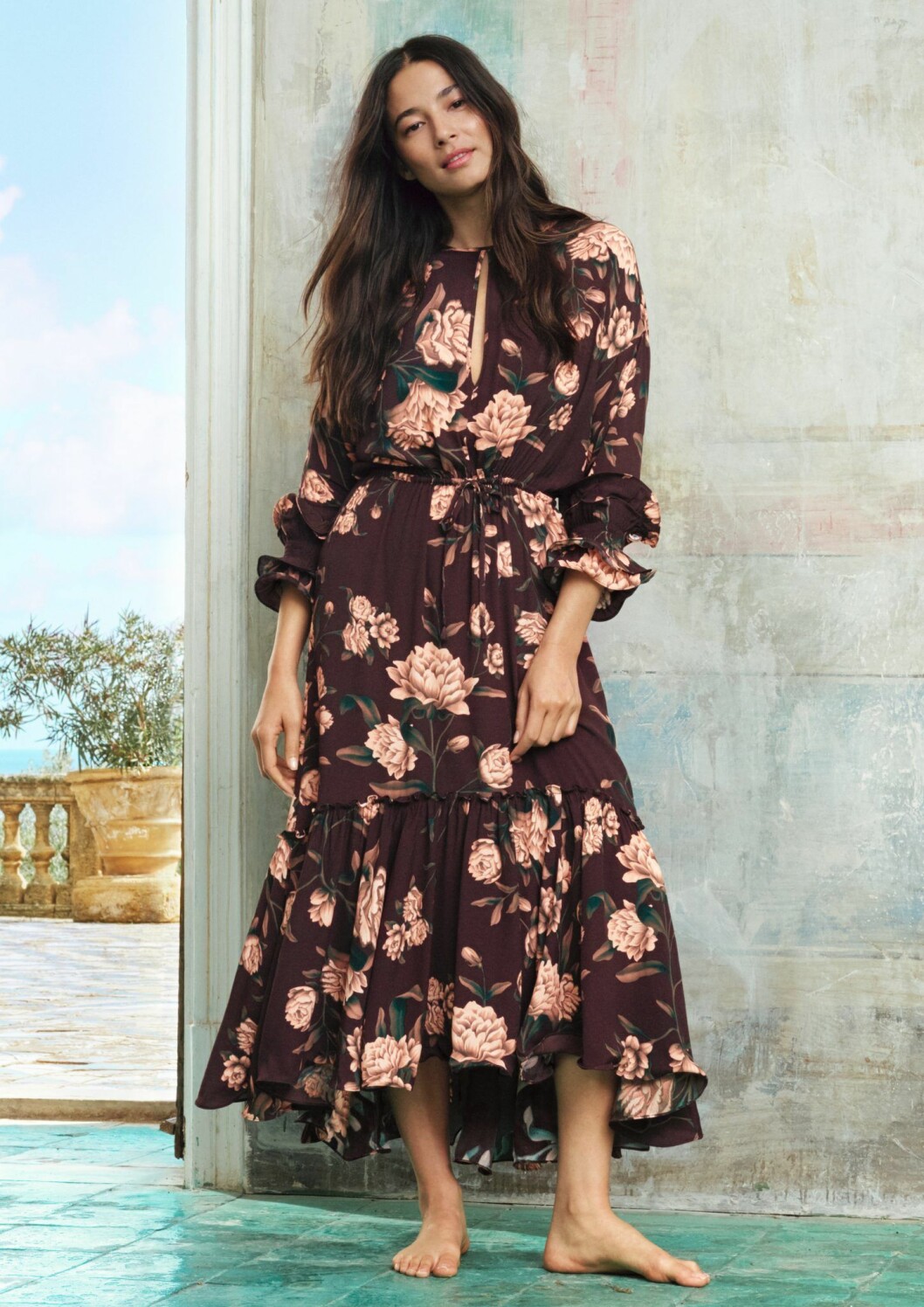Jessica Gomes i en blommig klänning från Johanna Ortiz x H&M Johanna Ortiz x H&M blommigklänning