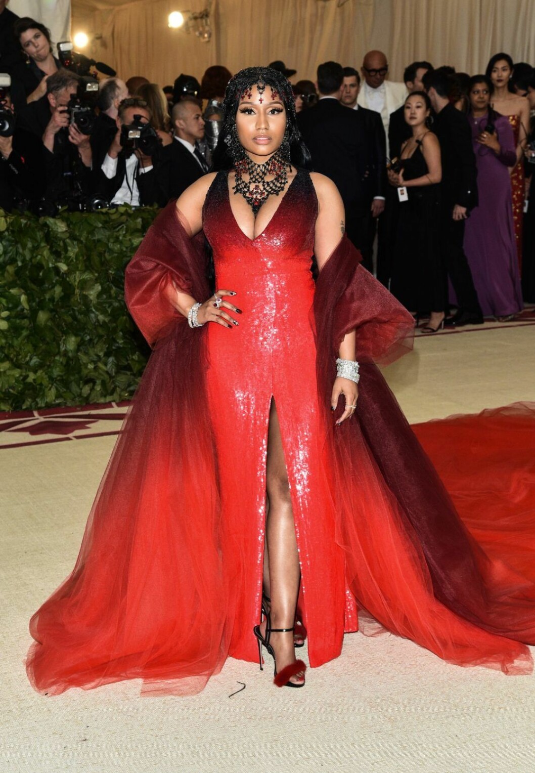 Nicki Minaj bär rött