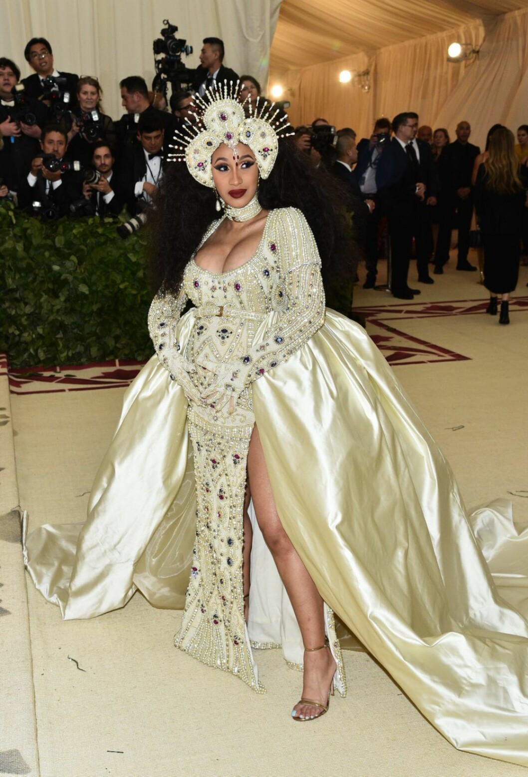 Cardi B i beige puffig klänning med juveler.