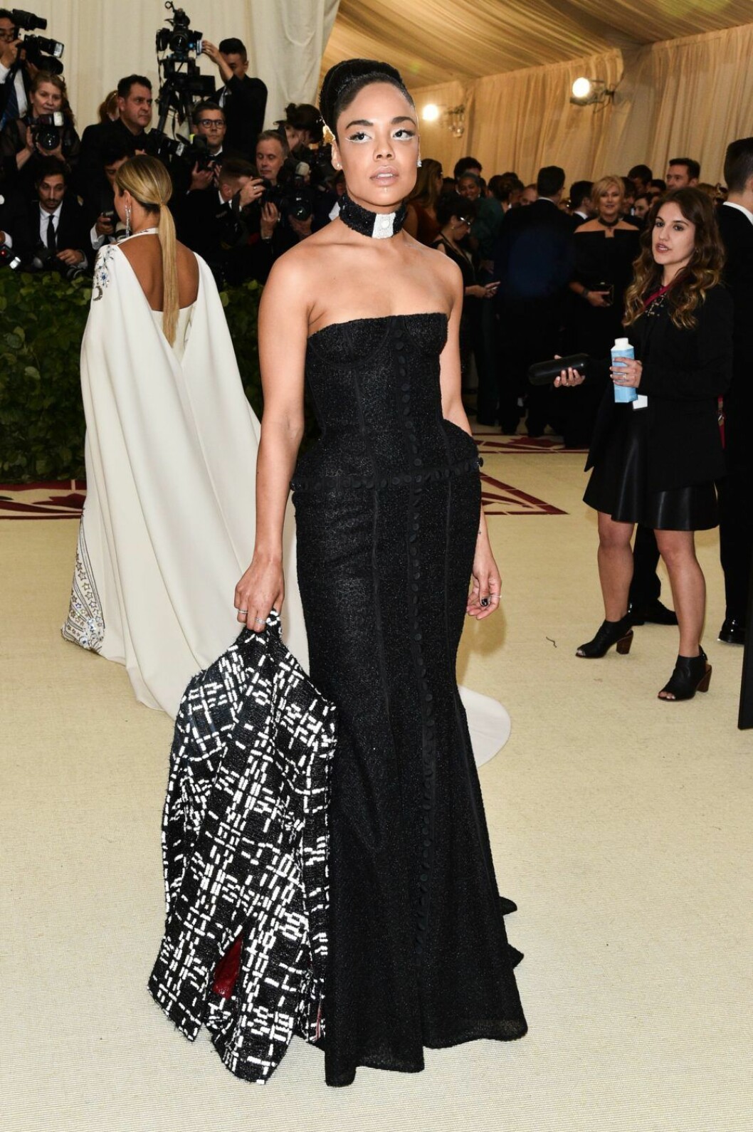 Tessa Thompson i svart ärmlös klänning.