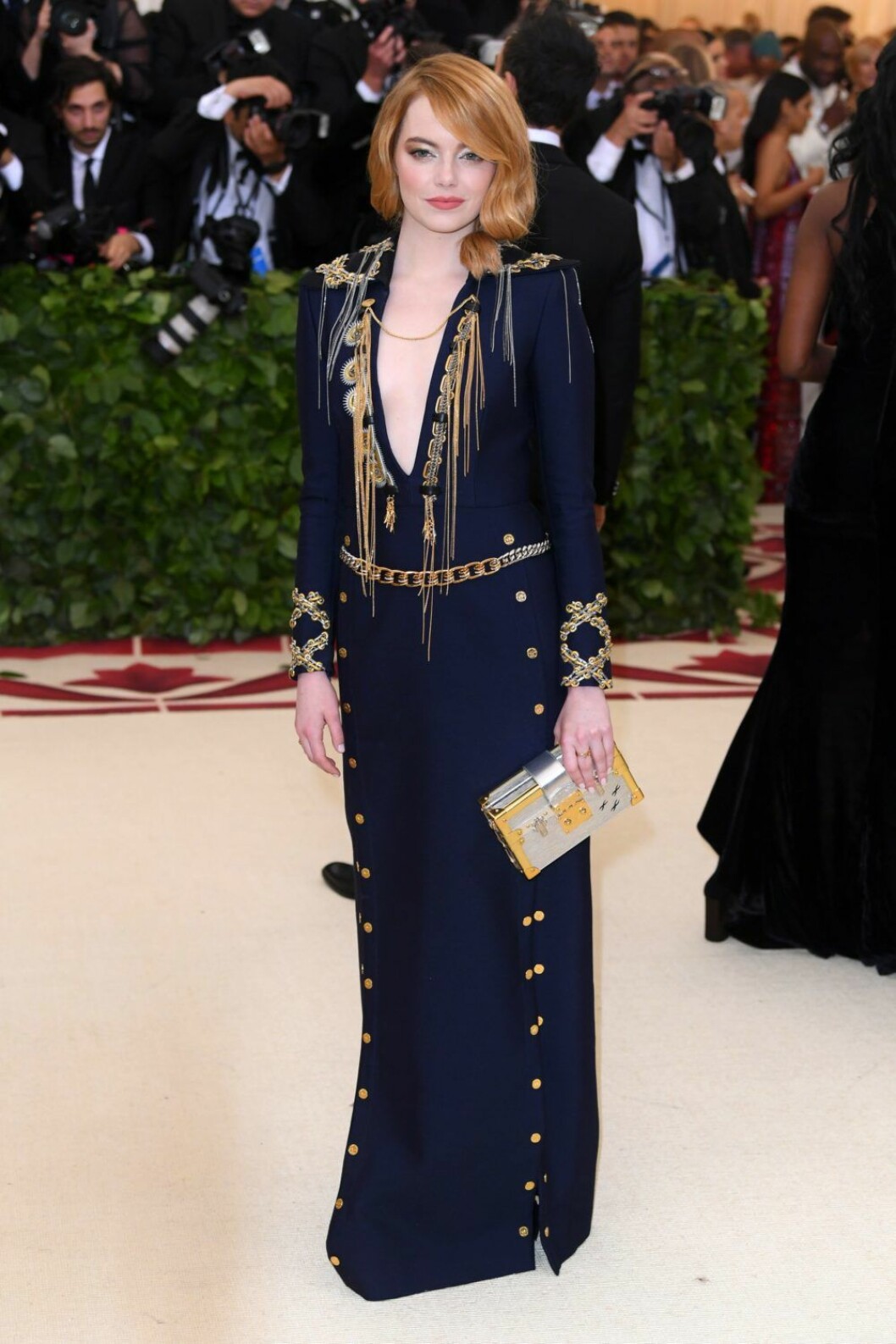 Emma Stone i blå långklänning med detaljer