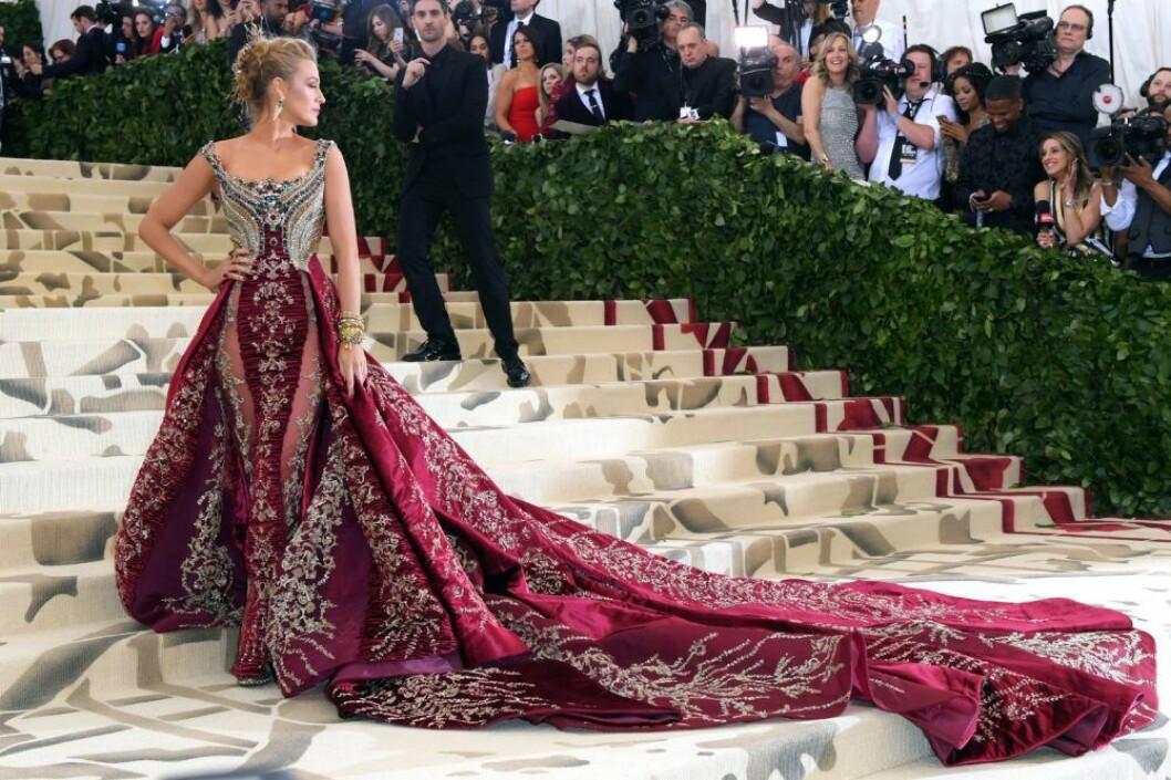 Blake Lively i klänning med släp.