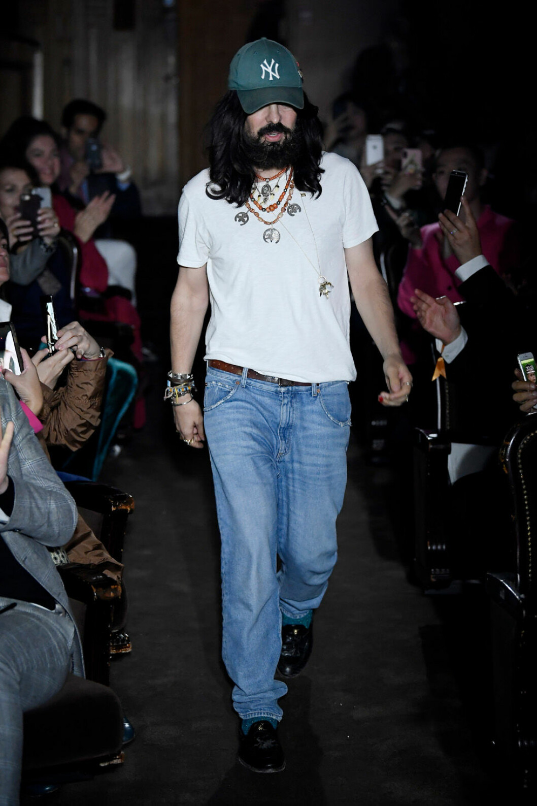 Guccis frälsare, den kreativa ledaren Alessandro Michele, är ett stort fan av New York Yankees och har gjort ett samarbete med dem förra säsongen. Du kan köpa en liknade keps <a href="https://hatstore.se/new-era-ny-yankees-940-basic-navy">här</a>. Alessandro Michele Gucci