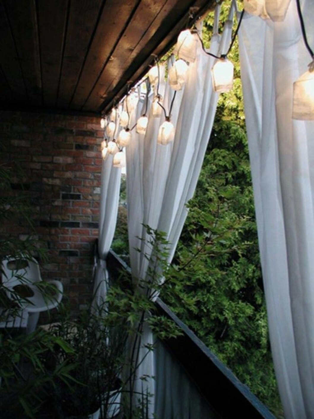 Via: <a href="http://www.coupdepouce.com/guide-maison/decoration/8-idees-deco-vues-sur-pinterest-pour-amenager-son-balcon-ou-sa-terrasse/a/60434" target="_blank" rel="noopener">Coupe de Pouce</a> 11. balkong