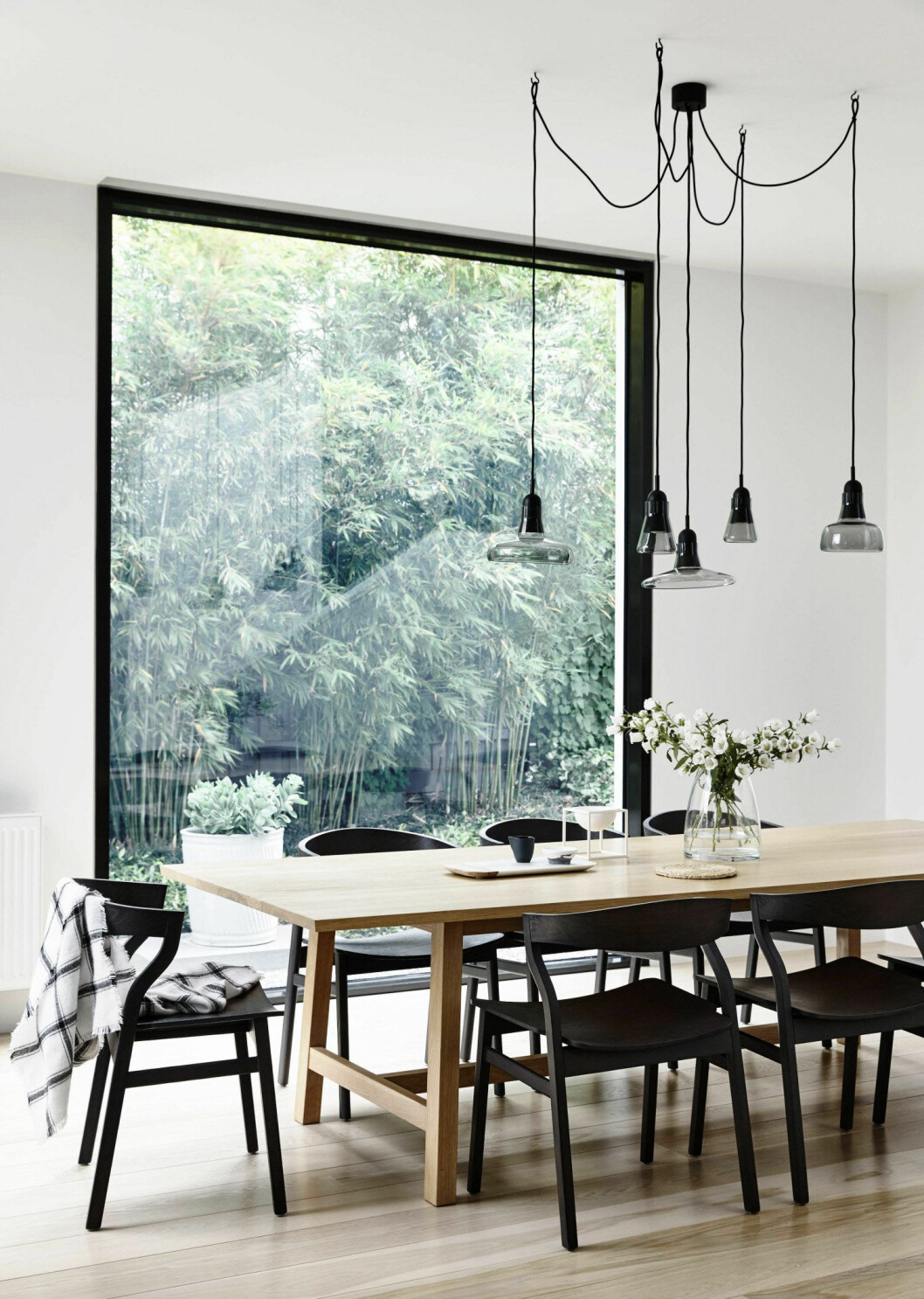 Via: Styled With Lace Matplats med fönster med svart fönsterkarm