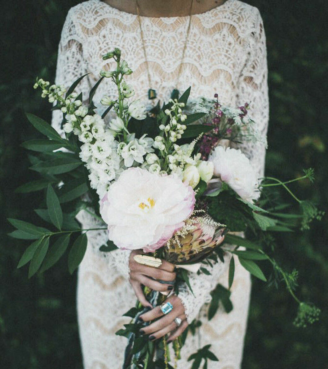 Via: <a href="http://www.deerpearlflowers.com/25-chic-bohemian-wedding-bouquets/" target="_blank" rel="noopener">Deer Pearl Flowers</a> Vit brudbukett med några färgdetaljer.