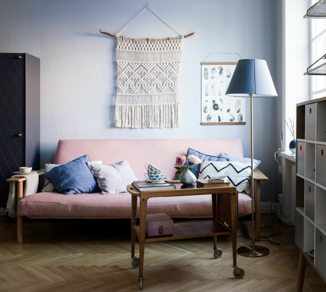 Foto: Johan Spinnell Styling: Copparstad för <a href="https://www.instagram.com/historiskahem/" target="_blank" rel="noopener">Historiska hem</a>/mäklare: Marie Holmerson Livingroom with pink sofa, blue pinted walls and macramé. Scandinavian interior styling ideas and inspiration.