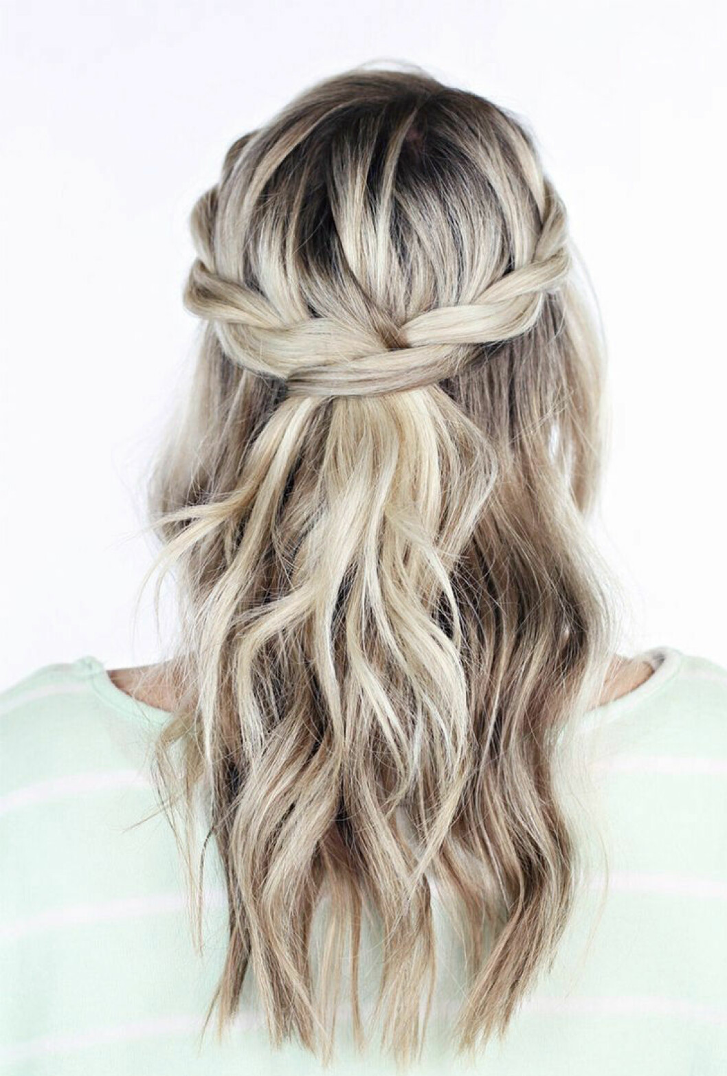 Foto via: <a href="http://www.armoiredesmodes.com/beauty_make_up_tutorial/10-idee-per-capelli-video-tutorial/" target="_blank" rel="noopener">Armoire de Mode</a> Fläta på blont hår