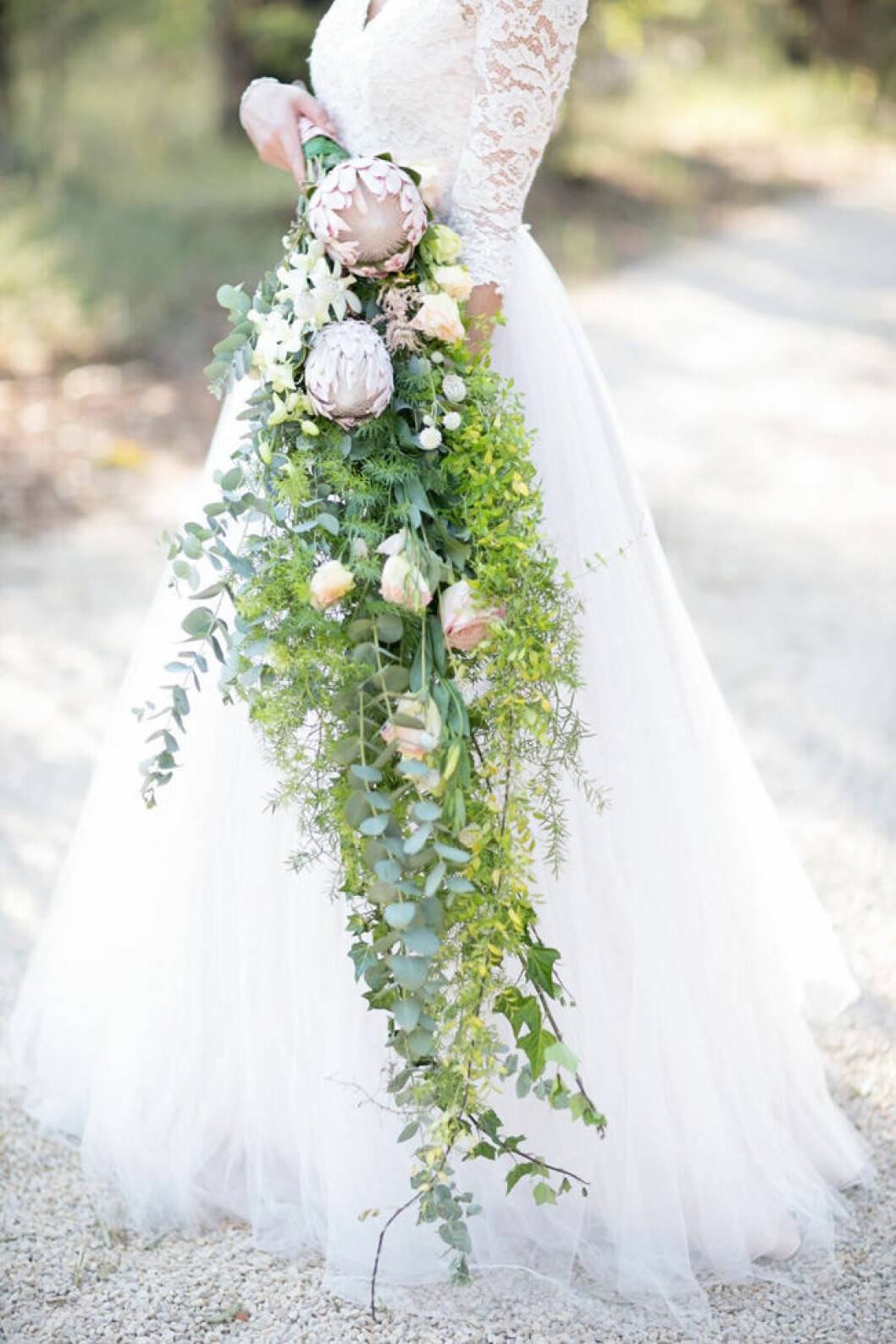 Foto via: <a href="http://southboundbride.com/brick-blush-wedding-inspiration/" target="_blank" rel="noopener">Southbound bride</a> Lägg till hängväxter i blombuketten.