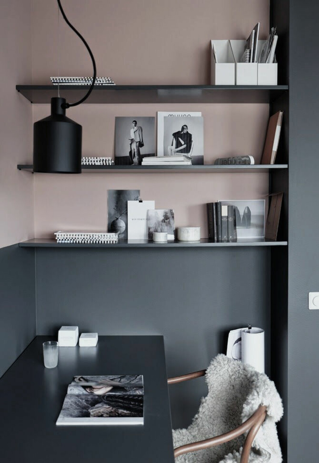 Via: <a href="http://4.bp.blogspot.com/-s-rcYTIycvU/VCh7n5-Vv7I/AAAAAAAAlnI/mSIHBOW0m6c/s2048/STIL_INSPIRATION_built_in_shelfes_dark_grey_interior_1.jpg" target="_blank" rel="noopener">The Design Chaser</a> Mörka färger som matchas med rosa.
