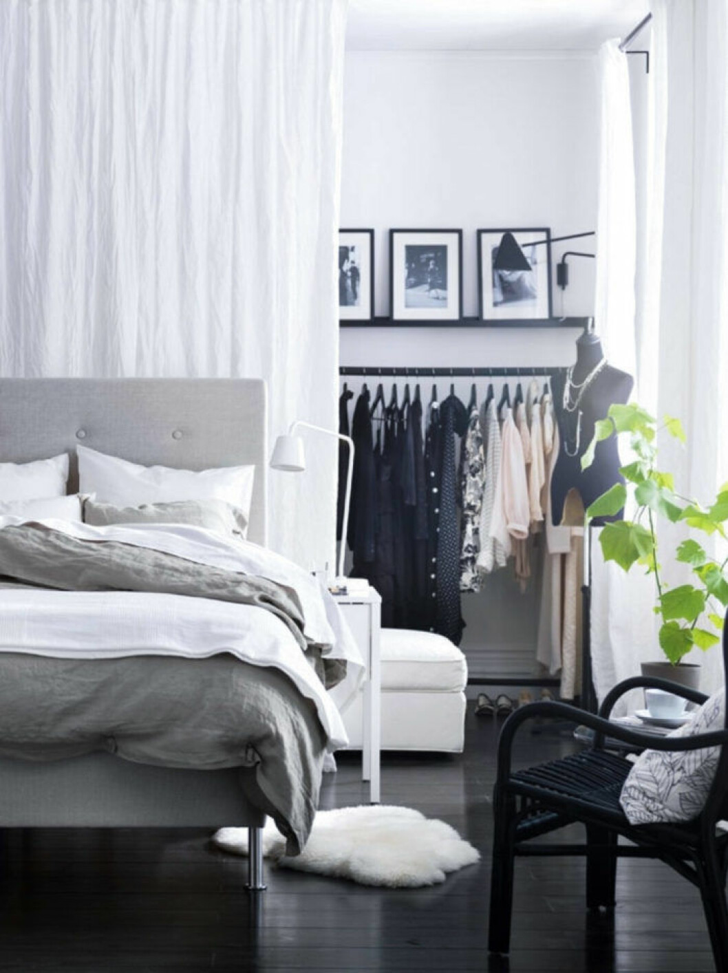 Sovrum med säng utskjuten från väggen och en liten walk-in-closet finns bakom en skir gardin