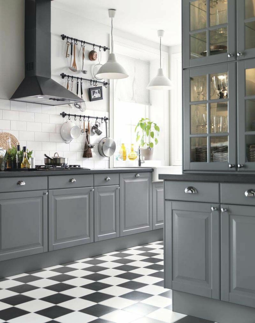 Via: <a href="http://www.ikea-kitchen.ru/gallery/165/1233/" target="_blank" rel="noopener">Ikea</a> Grå köksluckor