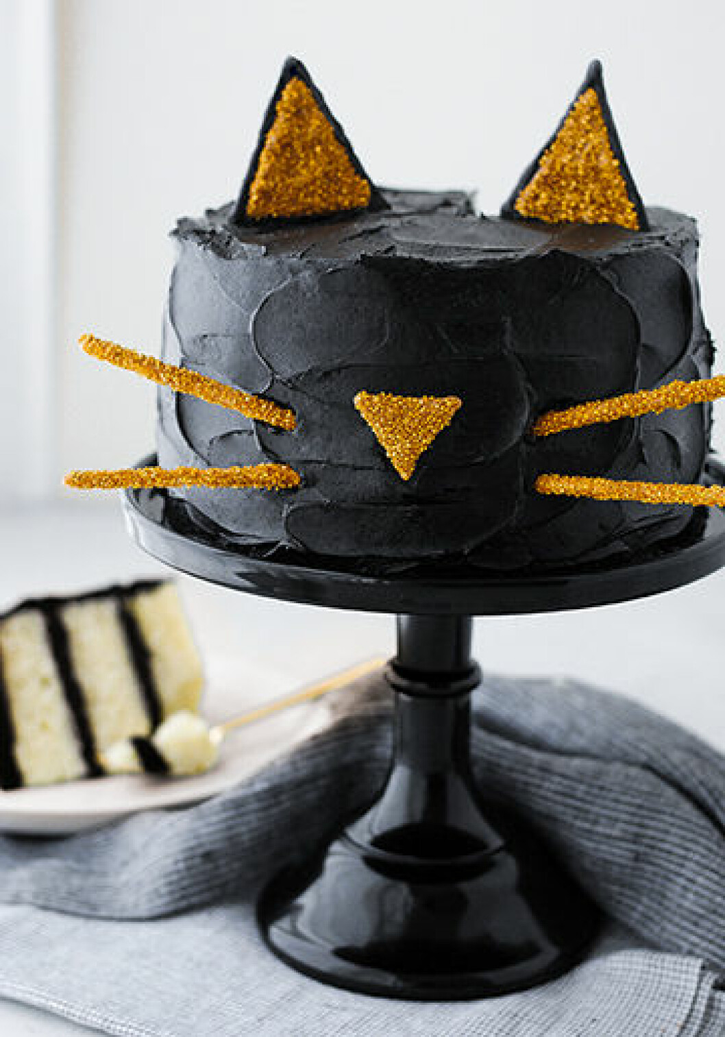 Foto och recept: <a href="http://thecakeblog.com/2016/10/black-cat-cake.html" target="_blank" rel="noopener">The cake blog</a>