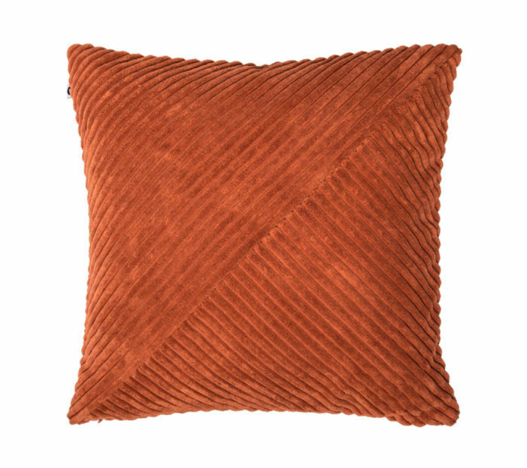 Orange kudde i från Lagerhaus. 