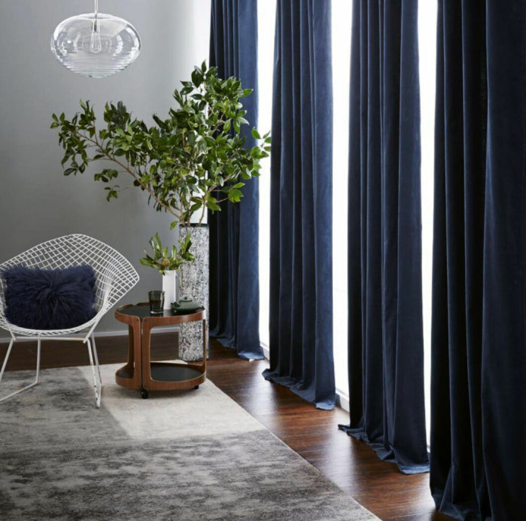 Foto: <a href="http://www.westelm.co.uk/velvet-pole-pocket-curtain-regal-blue-t865" target="_blank" rel="noopener">West elm</a> marinblå sammetgardiner