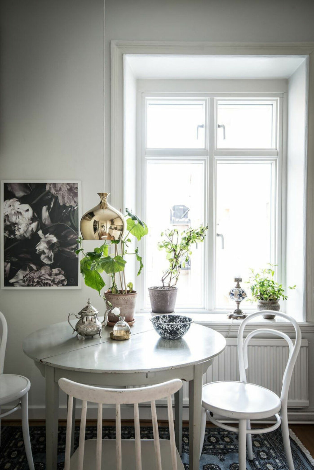 Foto: Alen Cordic Styling: Emma Fischer för <a href="https://www.instagram.com/bjurfors_goteborg/?hl=en" target="_blank" rel="noopener">Bjurfors</a>/mäklare: Anna Melin Matplats med växter