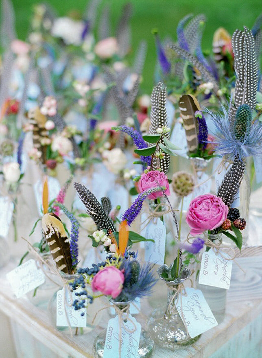 Foto via: Brit + Co blomvaser med fjädrar i